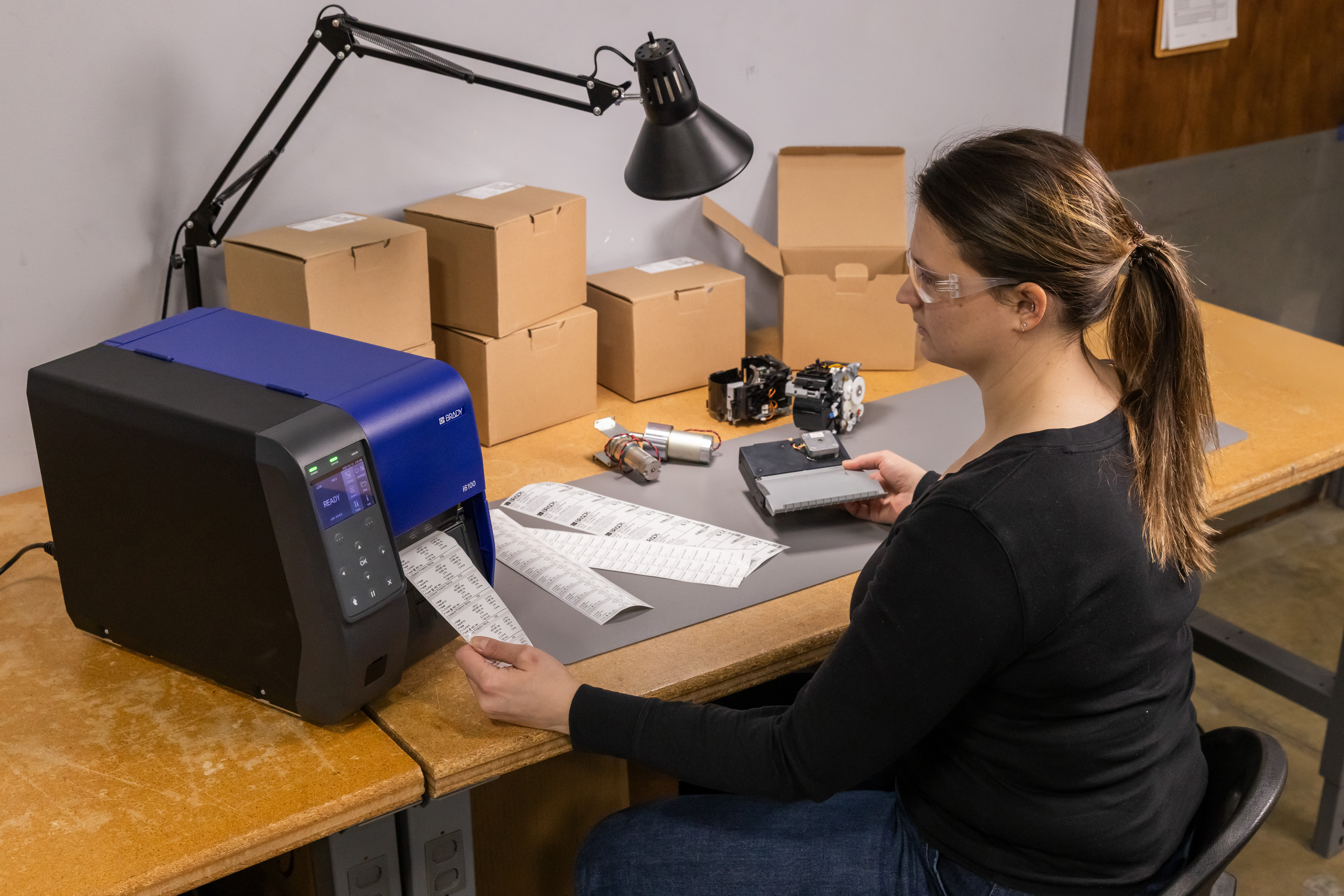 Masadaki yazıcı ve etiketler