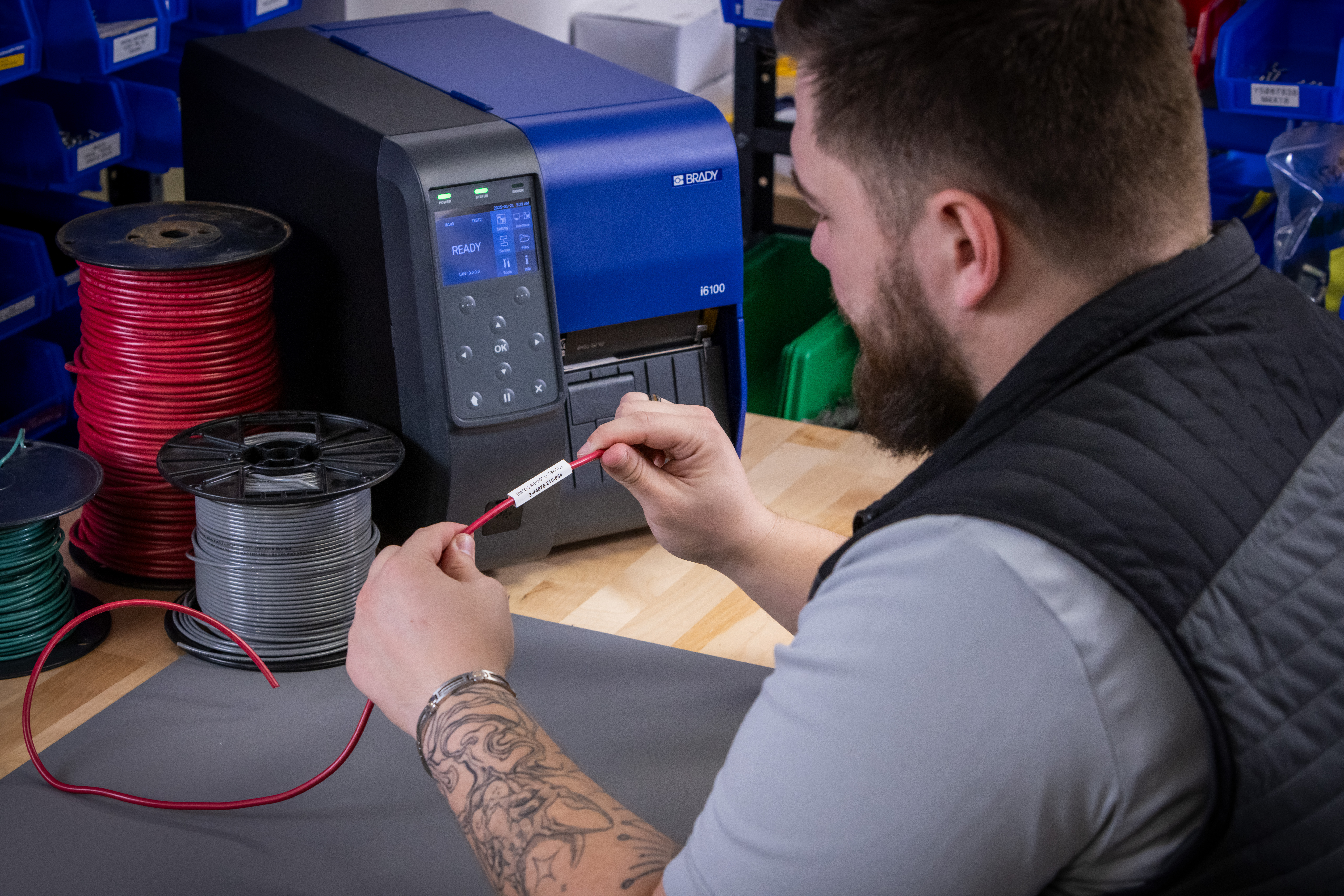 Masadaki yazıcı ve tel kablo.