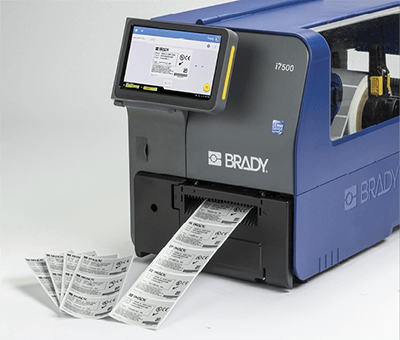Çok sayıda etiket basan Brady i7500 yazıcı.