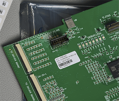 Baskılı etiketin netliğini gösteren baskılı devre kartı üzerindeki bir i7500 etiketi. 