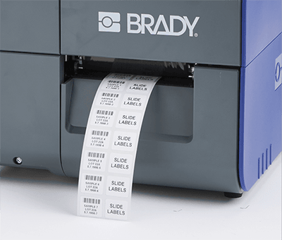 Brady i7500 yazıcıdan çıkan basılı etiketlerde hiçbir etiket malzemesi israfı görünmüyor.