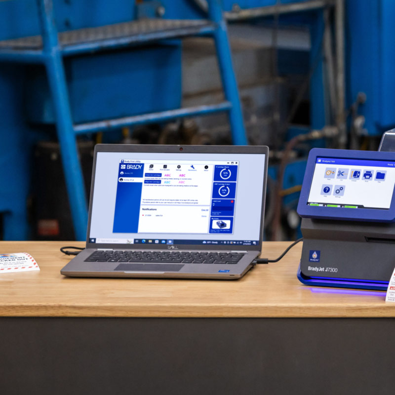 J7300’e bağlanan bir dizüstü bilgisayar Brady Workstation’dan gelen bir ekranı görüntülüyor.