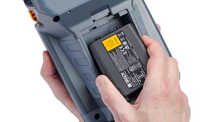 Brady M510 yazıcıya yüksek kapasiteli pil takan bir kişi