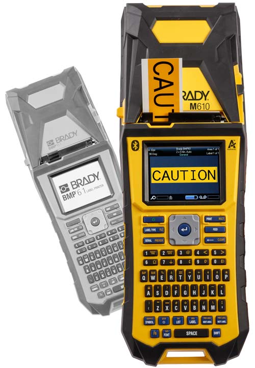 Yeni M610 yazıcı, eski BMP61 yazıcının önünde duruyor