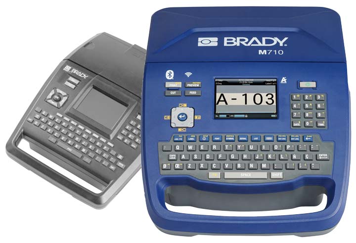Brady M710 yazıcı, siyah beyaz BMP71 yazıcının önünde duruyor.