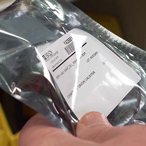 Parlak bir plastik poşete baskılı bir barkod.