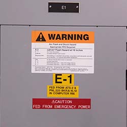 Elektrik panosu üzerindeki bir ark kıvılcım etiketi.