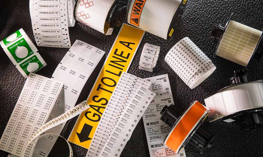 Geniş bir uygulama yelpazesini kapsayan B30 serisi etiketlerin bir kolajı.