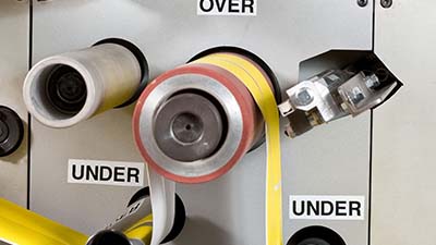 Rulodan ruloya makinenin çıkış yönünü gösteren etiketler.