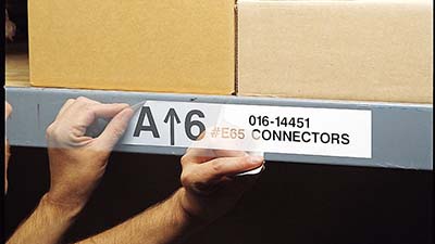Bir etiket, depo rafından titizlikle sökülüyor.