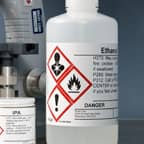 İçeriklerini tanımlayan, GHS güvenlik etiketine sahip bir ethanol konteyneri.