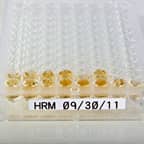 Beyaz etikete sahip bir kuyucuk plakası.