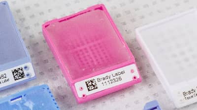 Beyaz etiketle tanımlanmış bir doku kaseti.