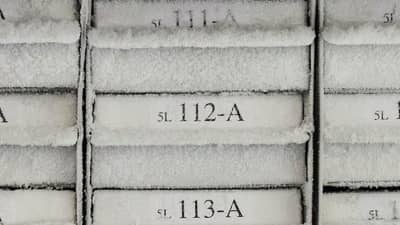 Buzla kaplı beyaz FreezerBond mat etiketlere sahip buz tepsileri.