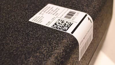 Esnek yapıya sahip olduğunu gösteren, bir ekipman kutusunun kenarına uygulanmış etiket.