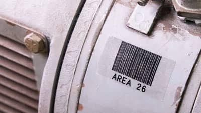 Bir endüstriyel ekipman parçasına uygulanmış Brady ultra-kuvvetli yapışkanlı şeffaf etiket.