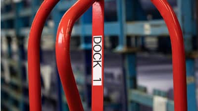 İki tekerlekli el arabasına uygulanmış brady çok amaçlı naylon etiket.