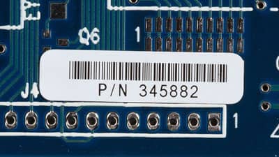 Bir devre kartına uygulanmış Brady ısıya dayanıklı poliimid etiket.