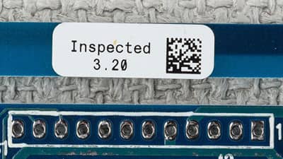 Hem kürleme hem de kürlemesiz işlemlerde yüksek sıcaklıklara dayanması için tasarlanmış, Brady parlak poliimid etikete sahip devre kartı.