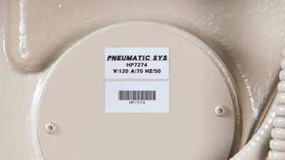 Tanımlanmasına ve izlenmesine yardımcı olmak üzere bir ekipman parçasına uygulanmış iki Brady çok amaçlı parlak polyester etiket.