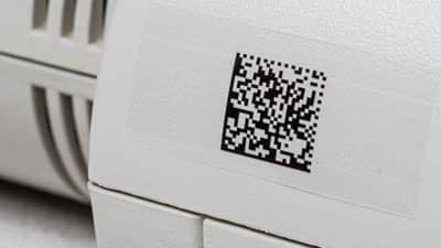 Ofis ekipmanının bir parçasına uygulanmış Brady çok amaçlı şeffaf polyester etiket.