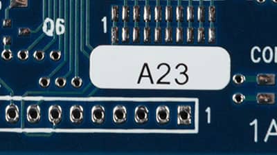 Hem kürleme hem de kürlemesiz işlemlerde yüksek sıcaklıklara dayanması için tasarlanmış, Brady ESD etiketinin uygulandığı bir devre kartı.