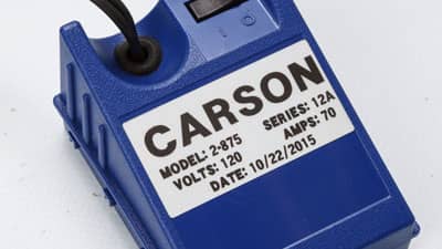 Gerilim ve amperi değerlerini tanımlayan, elektrikli bir cihaz üzerindeki Brady mat yüzeyli metalize etiket.