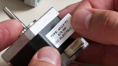 Endüstriyel bir geçiş anahtarına uygulanmış Brady ultra-kuvvetli yapışkanlı mat yüzeyli etiket.