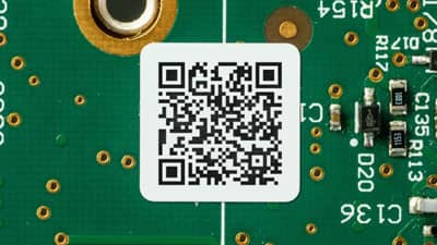 Devre kartına uygulanmış Brady ultra ince elektrostatik etiket.