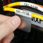 Brady kendinden laminasyonlu etiketi, amacını tanımlamak üzere veri kablosuna uygulayan bir teknisyen.