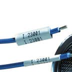 Amaçlarının tanımlanması üzere tellere uygulanmış iki Brady ısıyla daralan etiket.