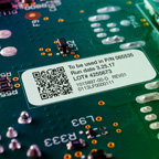 Metin içeren Brady yüksek sıcaklığa uygun etiketin yakından görünümü 