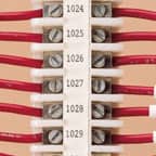 Numaralandıran her terminali tanımlamak üzere terminal bloğuna uygulanmış bir dizi Brady terminal bloğu etiketi.