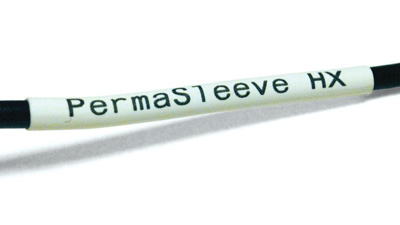 Isıyla daralan beyaz PermaSleeve etiketin uygulandığı siyah bir tel.