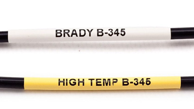 Bir tanesi beyaz PermaSleeve etiketle, diğeri ise sarı PermaSleeve etiketle etiketlenmiş iki siyah kablo.