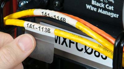 Tellerin etrafına sarılmış ultra kuvvetli yapışkanlı etiketler.