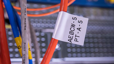 Üzerinde bayrak etiketi olan bir tel, iki satırlı yazı gösteriyor.