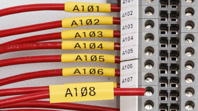 Bir terminal bloguna takılan bazı kabloları tanımlayan, ısıyla daralan makaronlar.