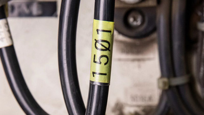 Bir teli tanımlayan vinil sarma etiket.