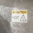 Temizlemek için püskürtülen bir ekipmana yapıştırılan etiket.