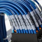 Beyaz etiketlere sahip bir kablo demeti.