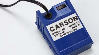 Gerilim ve amper değerlerini tanımlayan, elektrikli bir cihaz üzerindeki Brady mat yüzeyli metalize etiket.