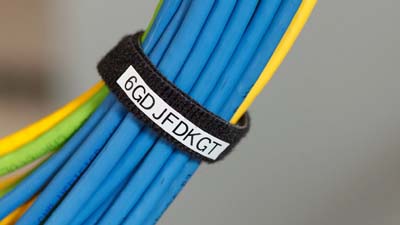 BradyGrip cırt bant, bir grup veri kablosunu saran, sabitleyen ve tanımlayan etiketlere takılır.