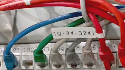 Cat-5e ethernet kablosuna uygulanan mat polipropilenden yapılmış Brady P Bayrak tip etiket.