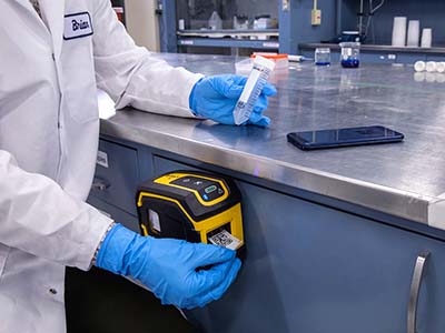 M211 etiket yazıcısı, bir laboratuvar çalışma istasyonuna rahatlıkla takılabilir.