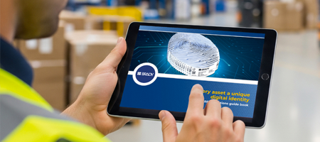 Bir çalışan, tabletindeki rehbere bakıyor