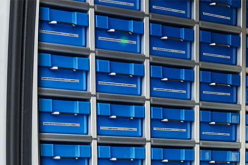 Varlık takibi amacıyla ilk müdahale ekibi ve genel güvenlik kasklarını içeren RFID etiket uygulama görüntüsü